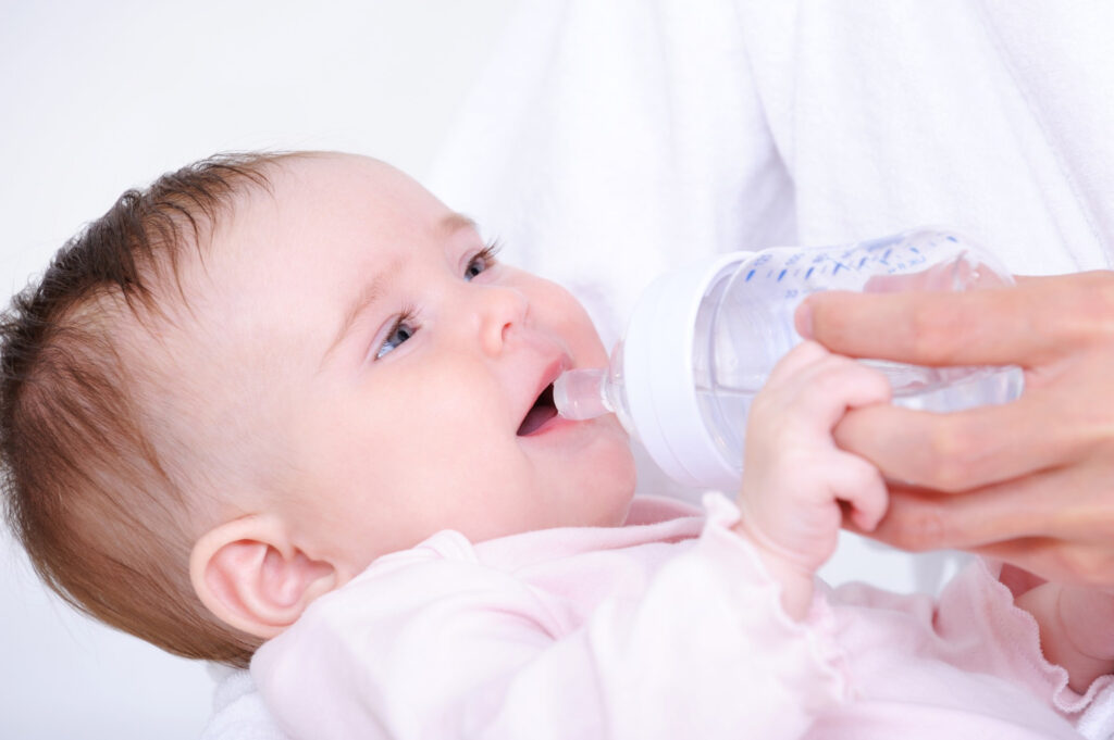 متى يشرب الرضيع الماء؟ .. معلومات من الخطأ تجاهلها