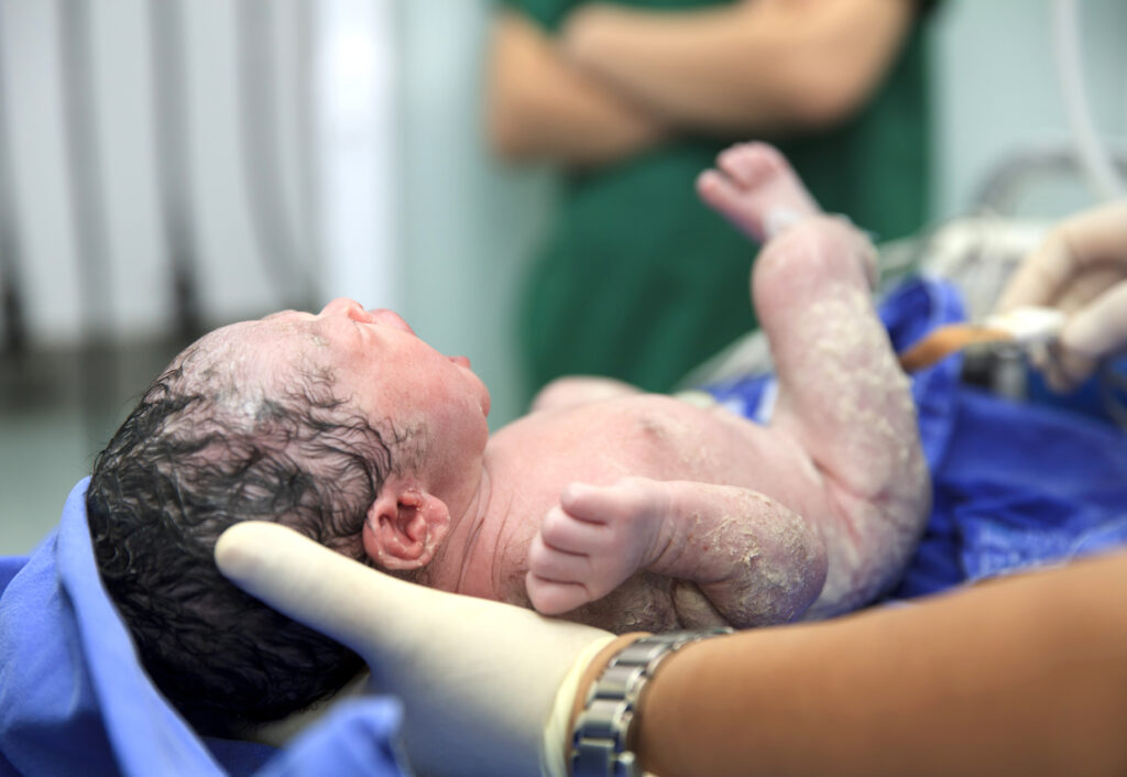 ختان الأولاد حديثي الولادة في ضوء الإسلام فوائده، مخاطره، وإرشادات العناية بعد الإجراء